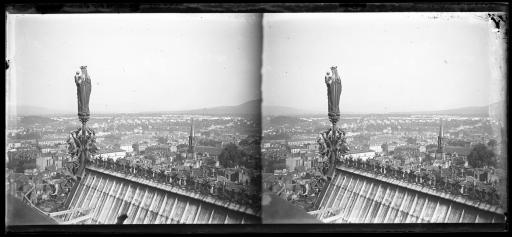 Clermont-Ferrand (Puy-de-Dôme). - La ville (vues 1-3, et le clocher double de la cathédrale Notre-Dame-de-l'Assomption, vue 3) pris du haut de la cathédrale, une rue avec la cathédrale en arrière-plan (vue 4).